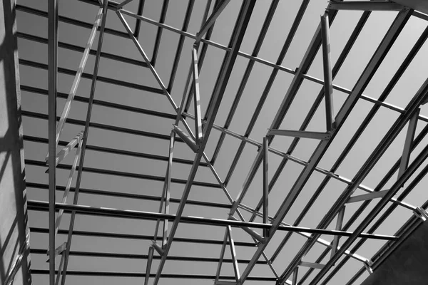 Bina inşaat için çelik çatı çerçeve yapısı. Siyah ve beyaz fotoğraf.