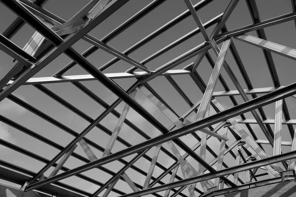 Bina inşaat için çelik çatı çerçeve yapısı. Siyah ve beyaz fotoğraf.