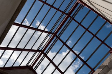 Yapısal çelik kiriş konut inşaatı binanın çatısında görünümü kadar.