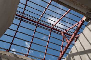 Yapısal çelik kiriş konut inşaatı binanın çatısında görünümü kadar.