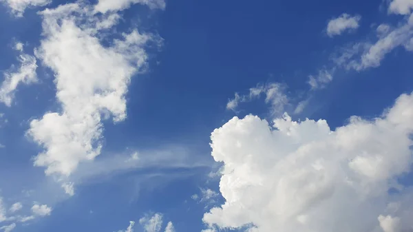 Blauwe Lucht Achtergrond Met Witte Pluizige Wolken — Stockfoto