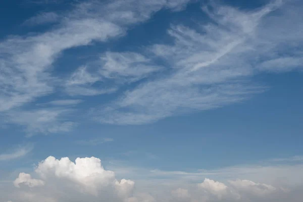 Blauwe Lucht Achtergrond Met Witte Pluizige Wolken — Stockfoto