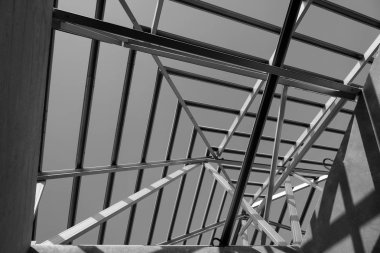 Bina inşaat için çelik çatı çerçeve yapısı. Siyah ve beyaz fotoğraf.