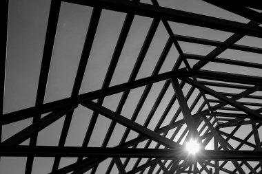 Bina inşaat için çelik çatı çerçeve yapısı. Siyah ve beyaz fotoğraf.