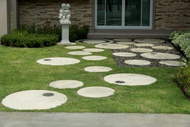 Doku veya desen geçit arka bahçedeki kaldırım.