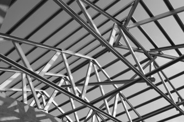 Bina inşaat için çelik çatı çerçeve yapısı. Siyah ve beyaz fotoğraf.
