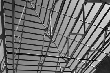 Bina inşaat için çelik çatı çerçeve yapısı. Siyah ve beyaz fotoğraf.