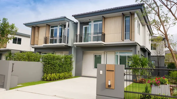 Nuova Casa Vendita Affitto Isolato Sfondo Cielo Blu Concetto Immobiliare — Foto Stock