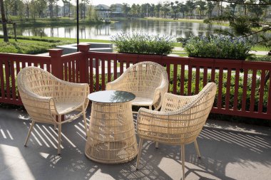 Rahatlatıcı veya kümesiyle çay veya kahve kez rattan mobilya oturma köşesi.