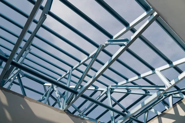 Estrutura Estrutura Telhado Aço Para Construção Edifícios Isolados Fundo Céu — Fotografia de Stock