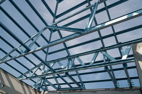Структура Сталевого Каркаса Даху Будівництва Ізольовано Фоні Блакитного Неба — стокове фото