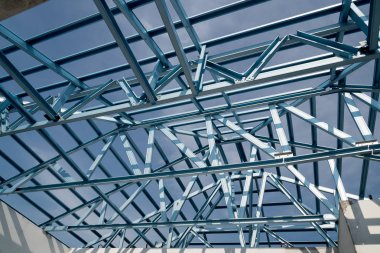 Bina inşaat mavi gökyüzü arka plan üzerinde izole için çelik çatı çerçeve yapısı.