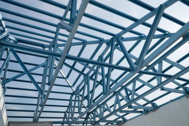 Bina inşaat mavi gökyüzü arka plan üzerinde izole için çelik çatı çerçeve yapısı.