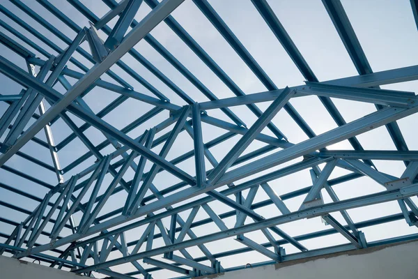 青い空を背景に分離された建築用鉄骨小屋組の構造 — ストック写真