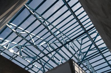 Bina inşaat mavi gökyüzü arka plan üzerinde izole için çelik çatı çerçeve yapısı.