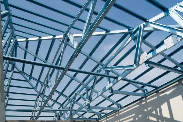 Struktura Rama Stalowa Dachu Dla Budownictwa Białym Tle Tle Niebieskiego — Zdjęcie stockowe