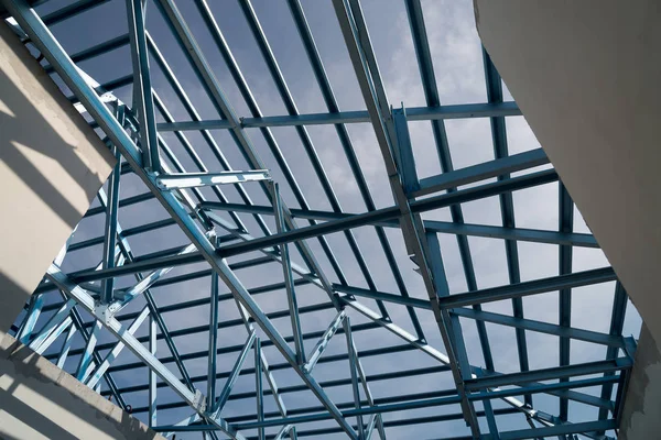 Struktura Rama Stalowa Dachu Dla Budownictwa Białym Tle Tle Niebieskiego — Zdjęcie stockowe