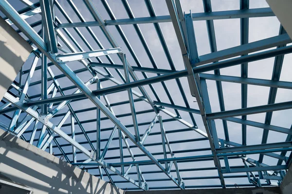 Структура Сталевого Каркаса Даху Будівництва Ізольовано Фоні Блакитного Неба — стокове фото