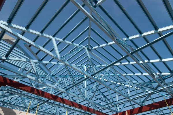 Estrutura de estrutura de telhado de aço para construção de edifícios . — Fotografia de Stock