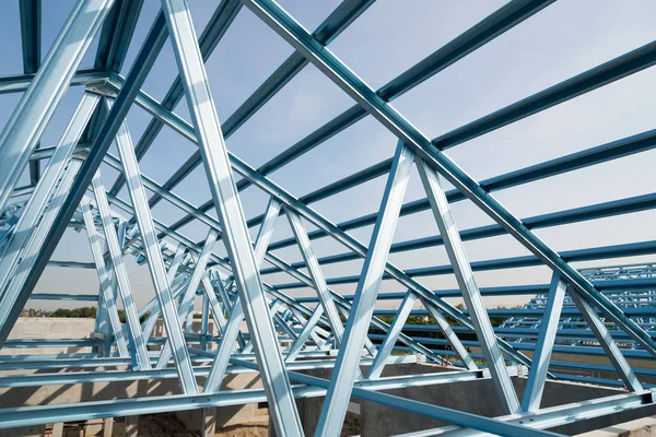 Estructura del techo de acero . Fotos de stock libres de derechos