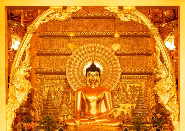 Zlatý Buddha v kostele. — Stock fotografie