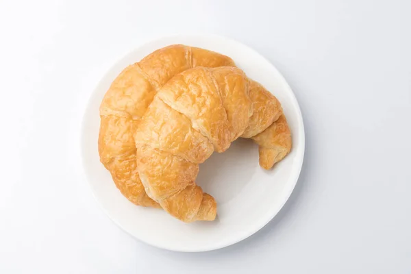 Läckra Croissanter Vit Platta Vit Bakgrund — Stockfoto