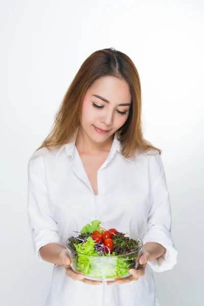 亚洲女孩 笑脸快乐 穿着白色礼服 拿着一碗蔬菜沙拉和叉子在白色背景上 — 图库照片