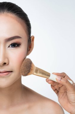 Kozmetik ton Vakfı yüzünde makyaj fırça ve el kullanarak uygulama kadın kız portre kadar kapatın.