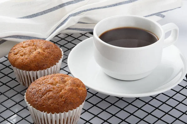 Banan Cupcakes Med Kopp Hett Svart Kaffe — Stockfoto