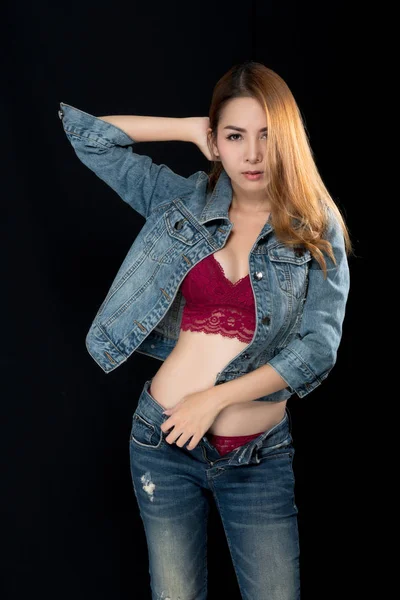 Menina Asiática Jeans Sexy Mostra Lingerie Vermelha Fundo Preto — Fotografia de Stock