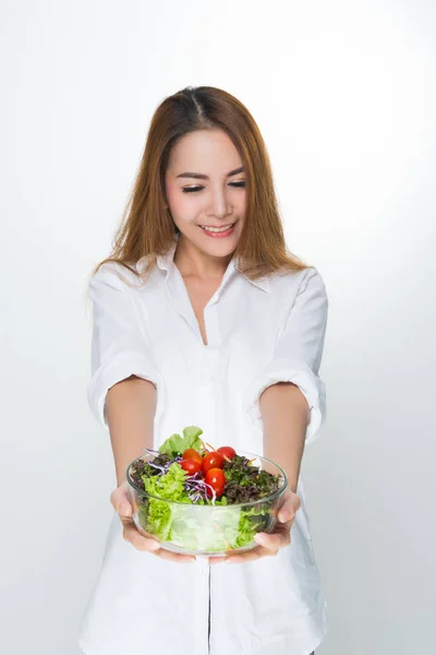 亚洲女孩 笑脸快乐 穿着白色礼服 拿着一碗蔬菜沙拉和叉子在白色背景上 — 图库照片
