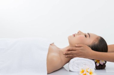 Yalancı yüz kız masaj spa alanında rahatlayın.