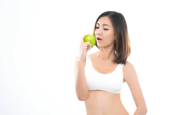 亚洲 年轻女子 在 白色 运动 胸罩 吃 绿色 苹果. — 图库照片
