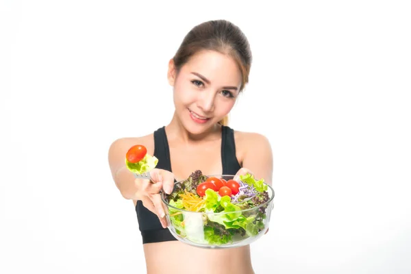 Lány egy fitness lakosztály rendelkezik egy salátástál. — Stock Fotó