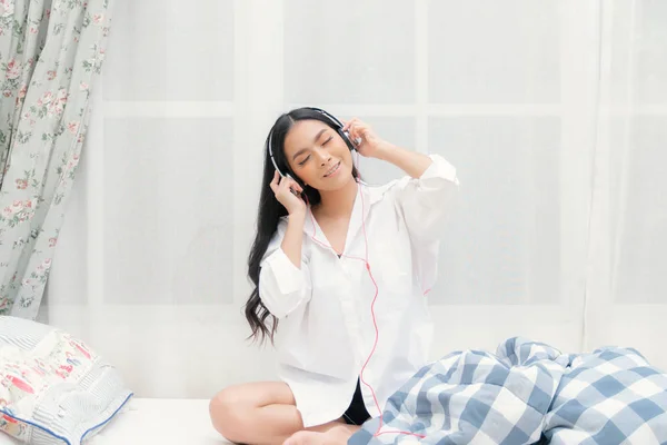 Mulher bonita relaxante ouvir música . — Fotografia de Stock