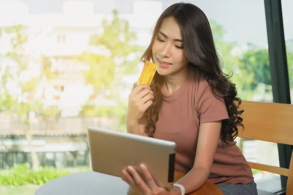 Mulher compras on-line com seu cartão de crédito e tablet . — Fotografia de Stock