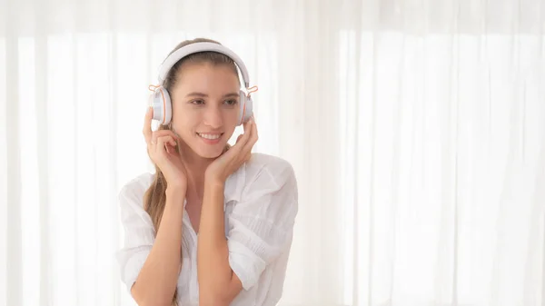 Mulher relaxante ouvir música com fones de ouvido . — Fotografia de Stock