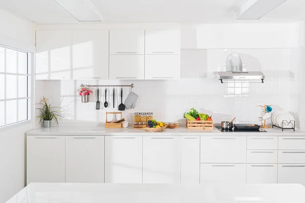 Pure white dream kitchen that is totally spotless. — Stock Photo, Image