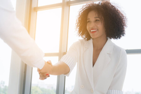 Mujer de negocios estrechando la mano . — Foto de Stock