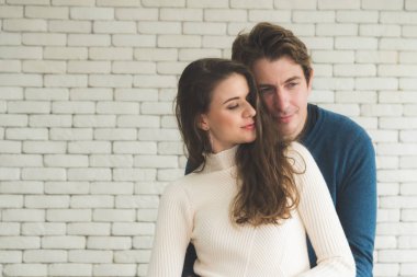 Çiftler mutlu mesut birbirlerine sarılıyorlar..