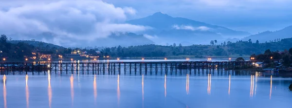 Holzbrücke in sangkhlaburi, Thailand. — Stockfoto