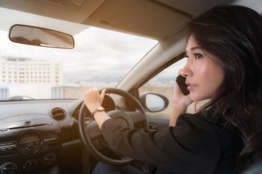 Araba kullanırken telefonda konuşurken kadın