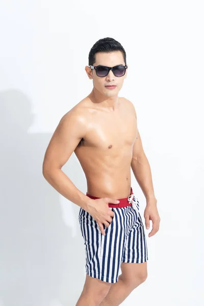 Hombre asiático en ropa de verano usar gafas de sol . — Foto de Stock