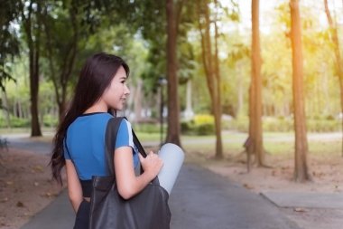 Genç bayan egzersiz yapacak..