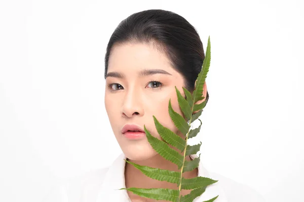 Schöne Frau mit grüner Pflanze. — Stockfoto