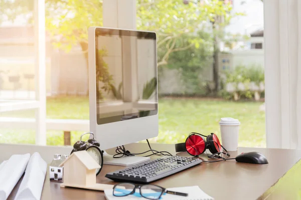 Office Desk arbetsyta grejer i rummet. — Stockfoto