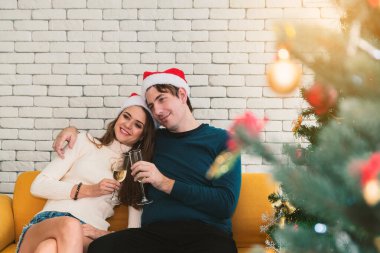 Çiftlerin Noel kutlaması.