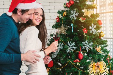 Çiftlerin Noel kutlaması.