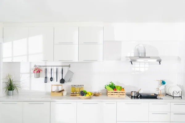 Cocina de ensueño blanco puro que es totalmente impecable . — Foto de Stock