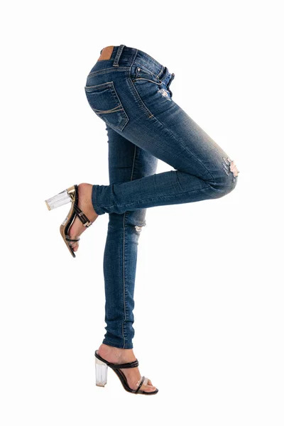 Blauwe vrouwelijke jeans hoogbouw. — Stockfoto
